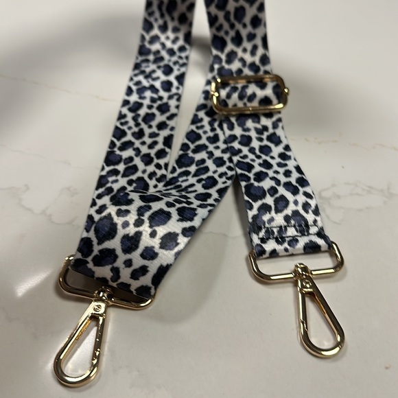 NWOT- Stylish Adjustable White and Navy Blue  Bag Animal Print Strap. - Picture 4 of 10